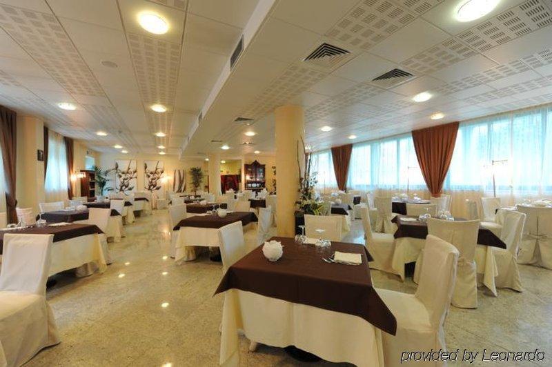 Hotel Parisi Nichelino Restaurace fotografie